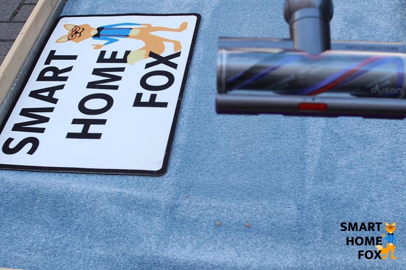 Man sieht, wie ein Teppich abgesaugt wird.